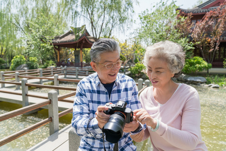 老年夫妻旅游