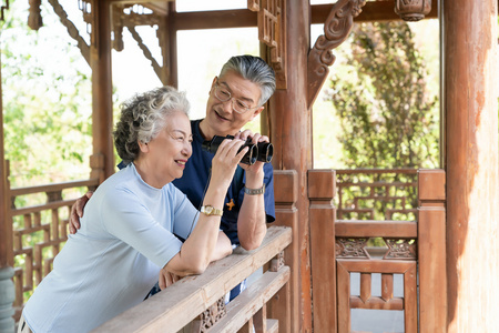 老年夫妻旅游