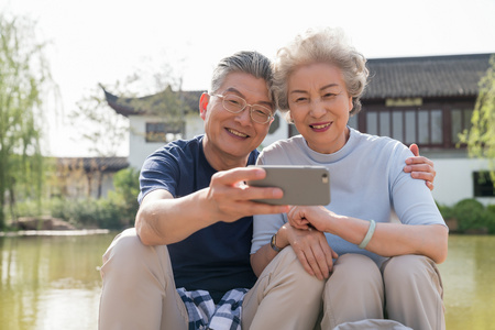 老年夫妻旅游自拍