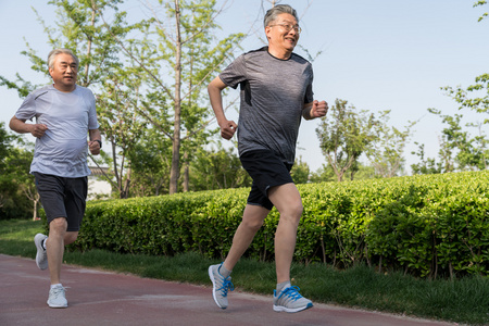 有氧运动老人图片
