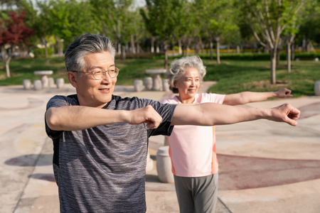 有氧运动老人图片