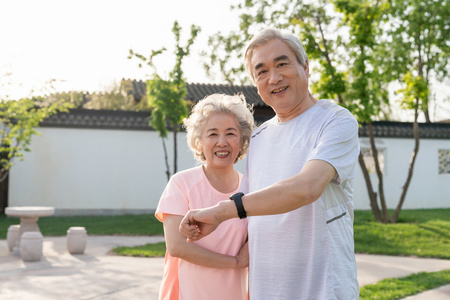 老年夫妻健康运动照片