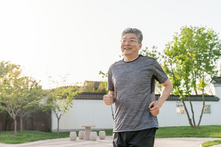 老年男人健康运动照片