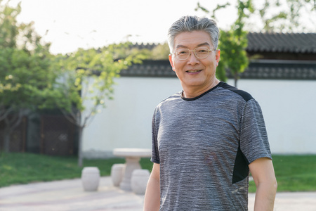 晨练的老人图片