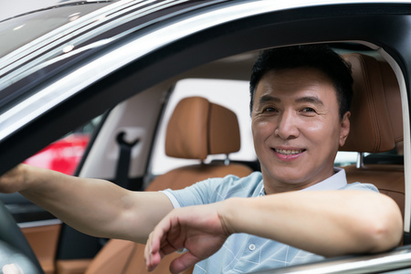 商务男士驾车照片