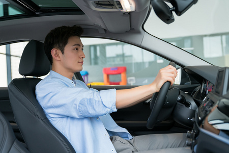 时使用智能手机的商人的侧面视图年轻商务女子驾车いくつかのお友達と