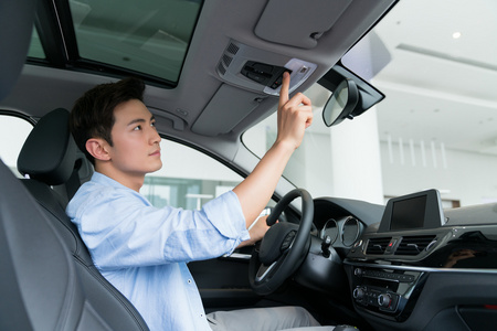 年轻商务男子驾车照片