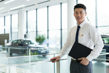 商务青年男人在4s店工作照片