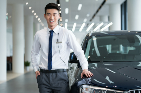 商务青年男人在4s店工作照片