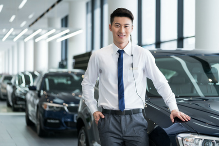 商务青年男人在4s店工作照片