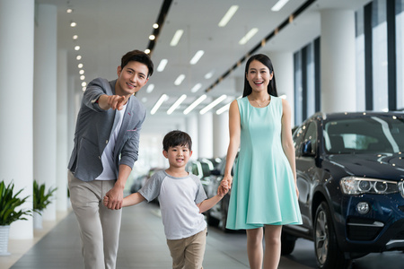 一家三口男孩图片