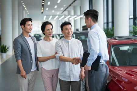 一家三口选购汽车照片