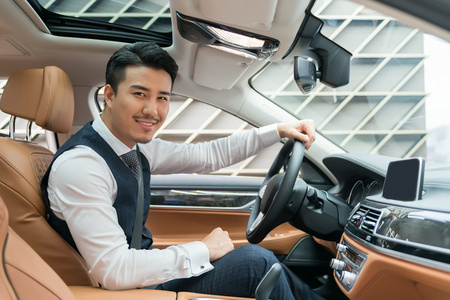商务男士驾车照片