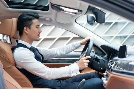 商务男士驾车照片