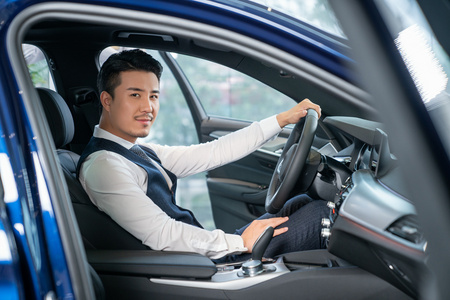 商务男士驾车照片