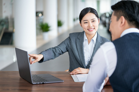 年轻女销售接待客户照片