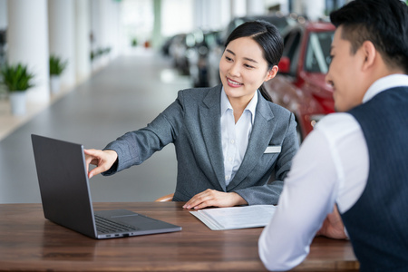 年轻女销售接待客户照片