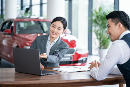 销售亚洲人年轻女销售接待客户照片
