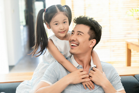 银杏林快乐的父女快乐的父女快乐的父女快乐的父女俩嬉戏玩耍父女俩人