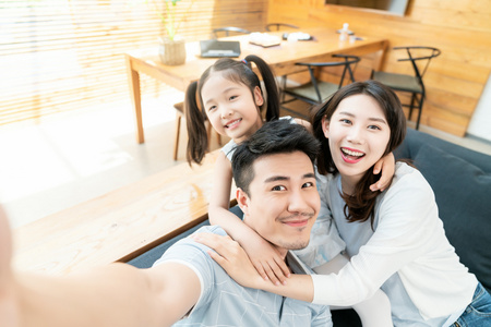 一家人手机图片