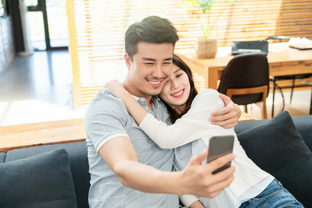 快乐的年轻情侣照片