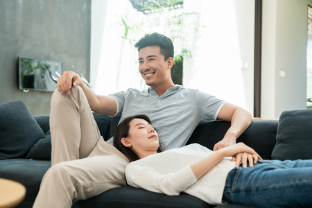 快乐的年轻情侣照片