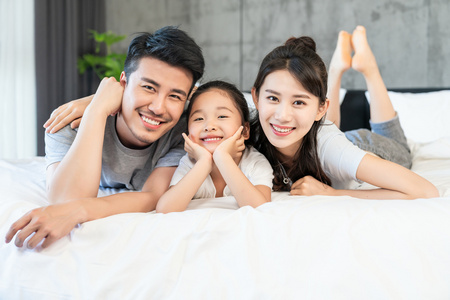 幸福的年轻家庭照片