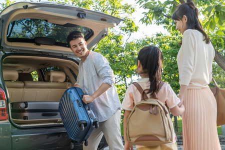 出行背包快乐的年轻家庭出行照片