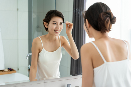 唯美照镜子笑图片