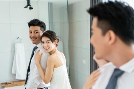 职业镜子年轻情侣上班前照镜子照片