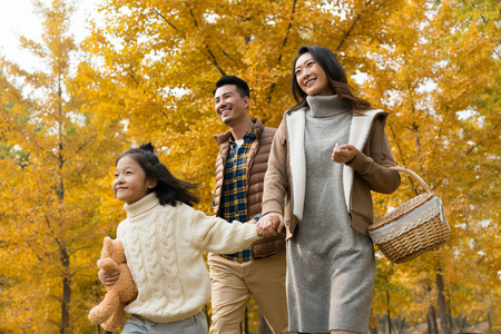 春游自驾快乐的一家三口自驾旅行照片