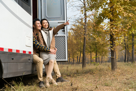 年轻情侣自驾旅行照片
