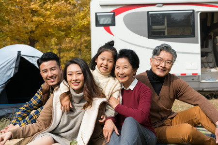 快乐的一家五口自驾旅行照片