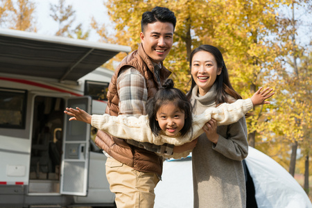 快乐的一家三口自驾旅行照片