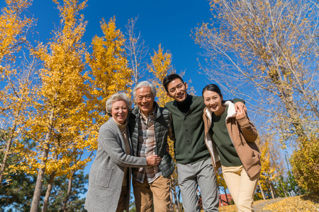 母子相拥快乐的一家人秋游照片