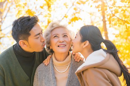 母子亲吻快乐的一家人照片