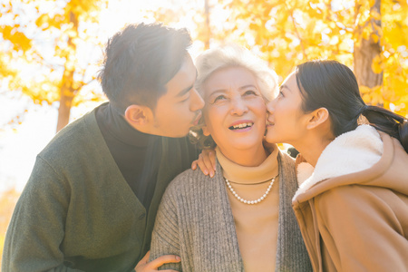 母子亲吻快乐的一家人照片