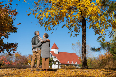 甜蜜的老年夫妻照片