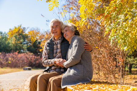 甜蜜的老年夫妻照片
