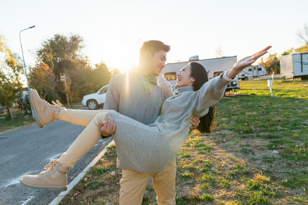 公主病情侣网名年轻情侣自驾旅行照片