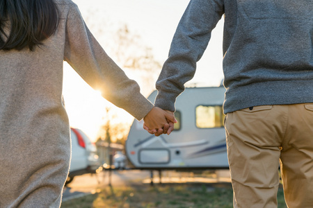 情侣牵手背影图片