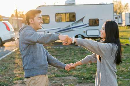 年轻情侣自驾旅行照片