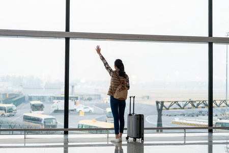 行李女背影图片