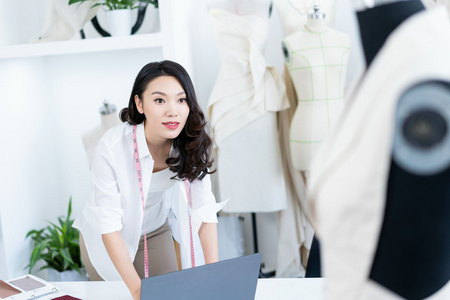 年轻女服装设计师