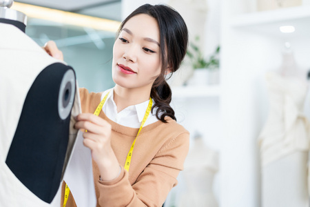 年轻女服装设计师