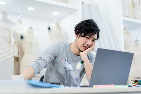 男崩溃年轻男服装设计师照片