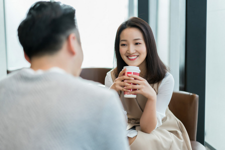 相亲约会快乐的年轻情侣约会照片