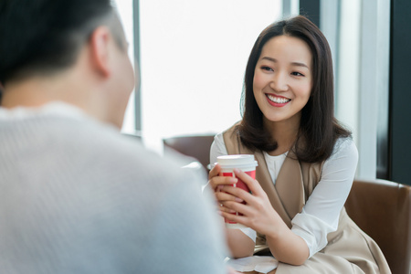 相亲约会快乐的年轻情侣约会照片