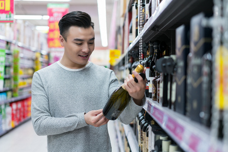 男子购物图片