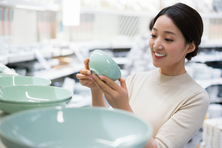 年轻女子选购家居用品